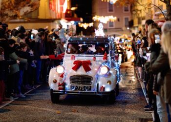 Une parade de véhicules de collection illuminés pour célébrer Noël à Vaison-la-Romaine