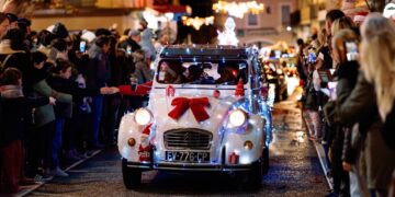 Une parade de véhicules de collection illuminés pour célébrer Noël à Vaison-la-Romaine