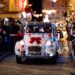 Une parade de véhicules de collection illuminés pour célébrer Noël à Vaison-la-Romaine