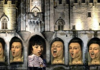Son et lumière s&rsquo;invitent sur la façade du Palais des Papes