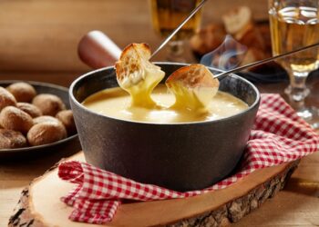 À Châteauneuf-du-Pape, ambiance conviviale autour d&rsquo;une fondue géante