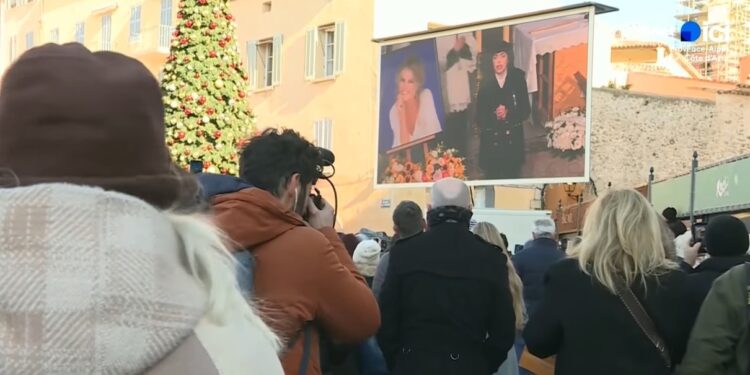 À Saint-Tropez, Mireille Mathieu, Chico, et des milliers d’anonymes rendent un dernier hommage à Brigitte Bardot
