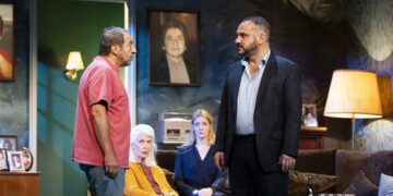 Patrick Timsit sur la scène de l&rsquo;auditorium du Thor avec &lsquo;La Famille&rsquo;