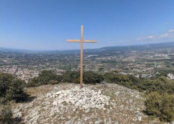 Faut-il enlever la croix de Robion ?