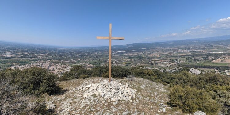 Faut-il enlever la croix de Robion ?