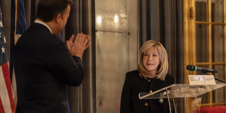 Paula Wallace, présidente de SCAD, décorée par le ministère de la Culture