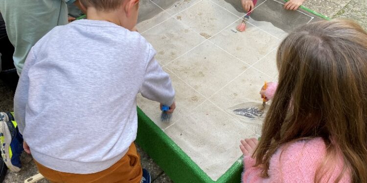 Vacances scolaires : les enfants s’essaient à la paléontologie à Apt