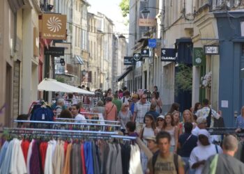 Les commerçants d’Avignon accueillent le printemps avec leur braderie