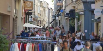 Les commerçants d&rsquo;Avignon accueillent le printemps avec leur braderie