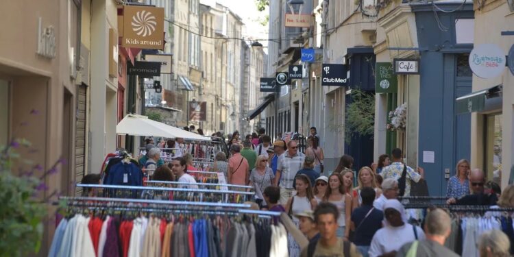Les commerçants d&rsquo;Avignon accueillent le printemps avec leur braderie