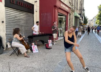 Off Avignon : 60 ans d’audace en équilibre et une affiche qui l’indique