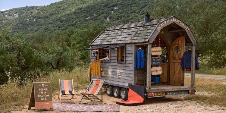 Patagonia répare les vêtements des grimpeurs à Saint-Léger-du-Ventoux