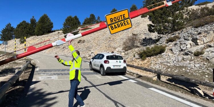 La route vers le sommet du Mont Ventoux rouvre en partie