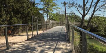 Sorgues, le parc municipal et la passerelle himalayenne en suspens le temps d’un élan solidaire