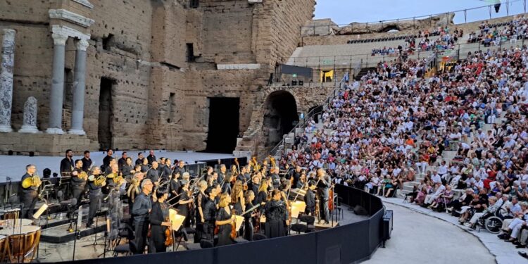 Plus de 140 dates pour Orange en fête cet été, entre les Chorégies, Véronique Sanson, Kendji Girac et Julien Doré