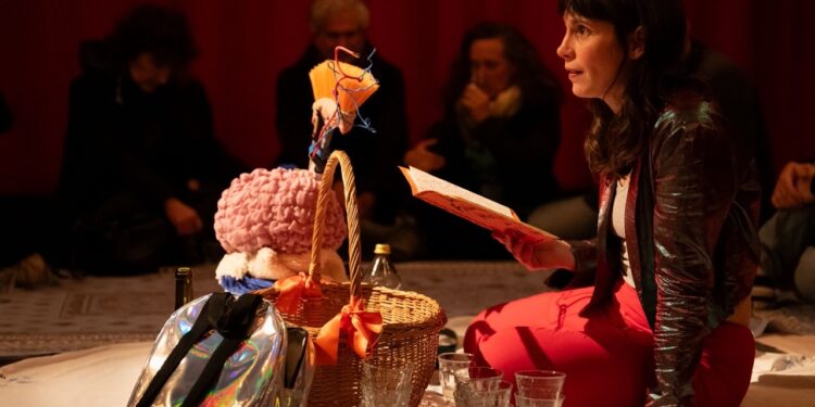 ‘La tête loin des épaules’, un regard critique sur le système psychiatrique au Théâtre des Halles