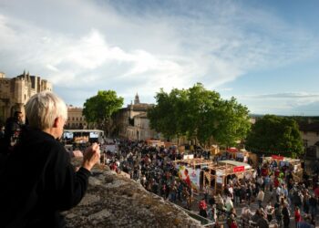Les Côtes du Rhône partent en live sur la place du Palais des Papes
