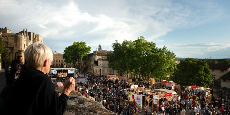 Les Côtes du Rhône partent en live sur la place du Palais des Papes