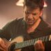 (Vidéo) Jean-Félix Lalanne enchante de sa guitare les jardins de l&rsquo;Abbaye Saint-André
