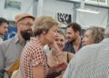 Bain de foule pour Cécile Helle lors de l’inauguration de l’Espace Région Sud au Festival d’Avignon
