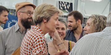 Bain de foule pour Cécile Helle lors de l’inauguration de l’Espace Région Sud au Festival d’Avignon