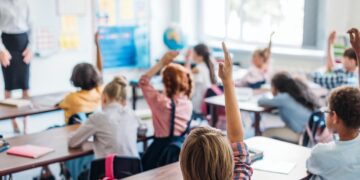 Rentrée : la scolarité coûtera moins cher aux Français cette année