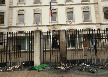 À Avignon, la préfecture prise pour cible