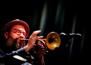 (Vidéo) Le trio intimiste du trompettiste Kirk Knuffke au club de jazz avignonnais