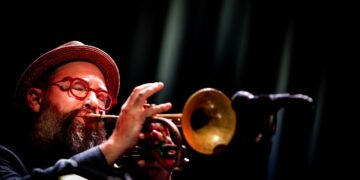 (Vidéo) Le trio intimiste du trompettiste Kirk Knuffke au club de jazz avignonnais
